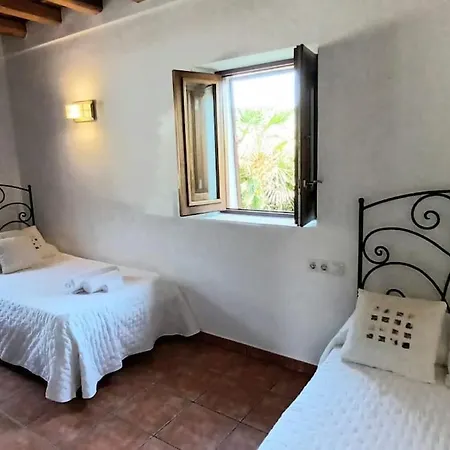 Holiday home Casa Bet Con Piscina Y Jardin. *