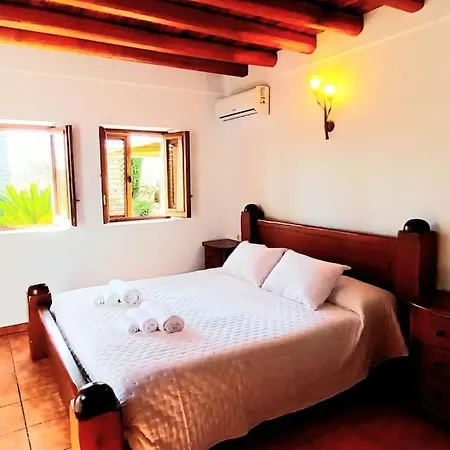 Casa Bet Con Piscina Y Jardin. Holiday home *